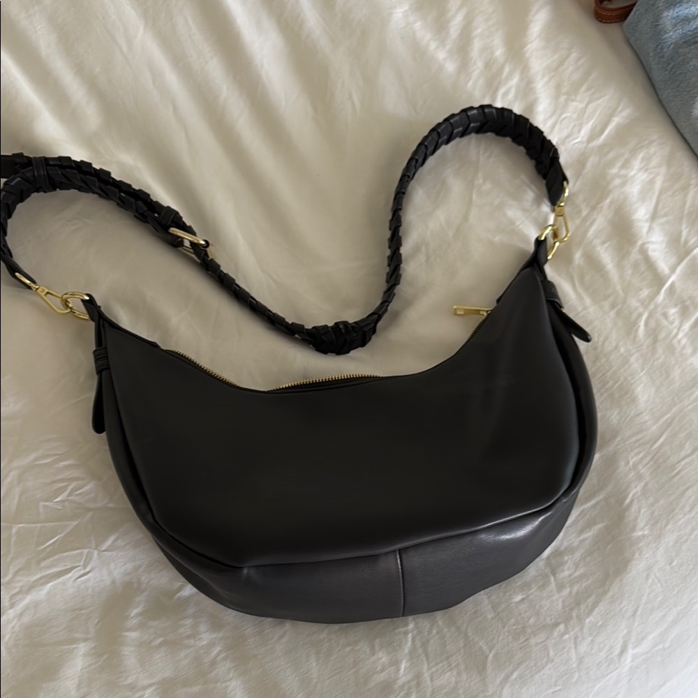 Sophisticated Black Hobo Bag with Minimalist Design